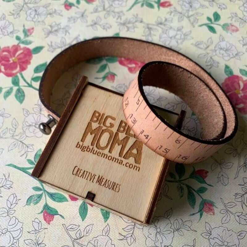 BIG BLUE MOMA - Tape measure bracelet - Biscotte Yarns