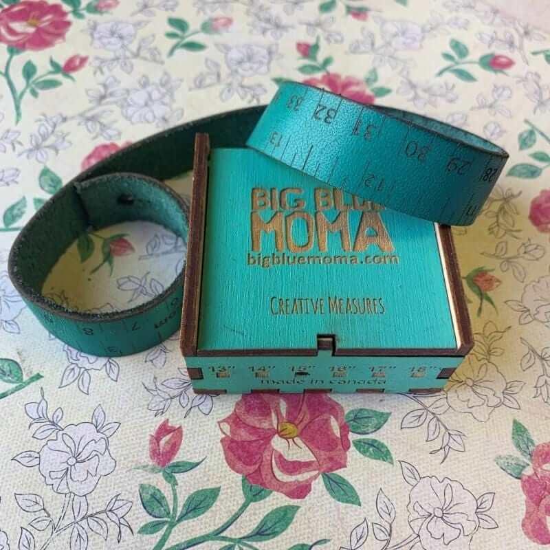 BIG BLUE MOMA - Tape measure bracelet - Biscotte Yarns