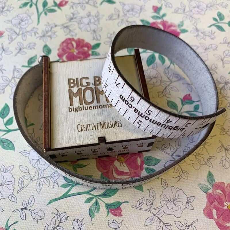 BIG BLUE MOMA - Tape measure bracelet - Biscotte Yarns