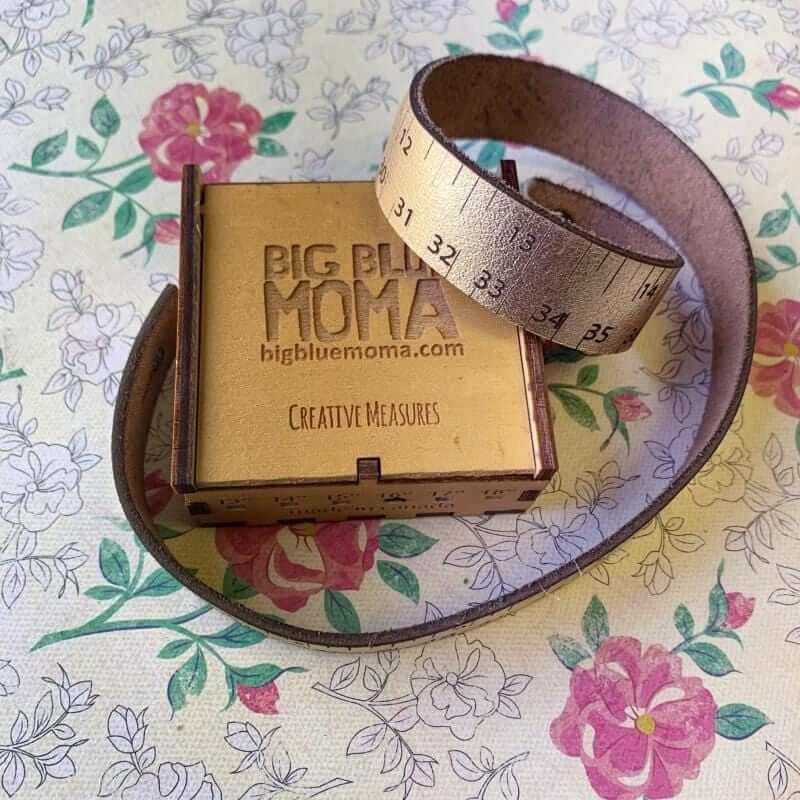 BIG BLUE MOMA - Tape measure bracelet - Biscotte Yarns