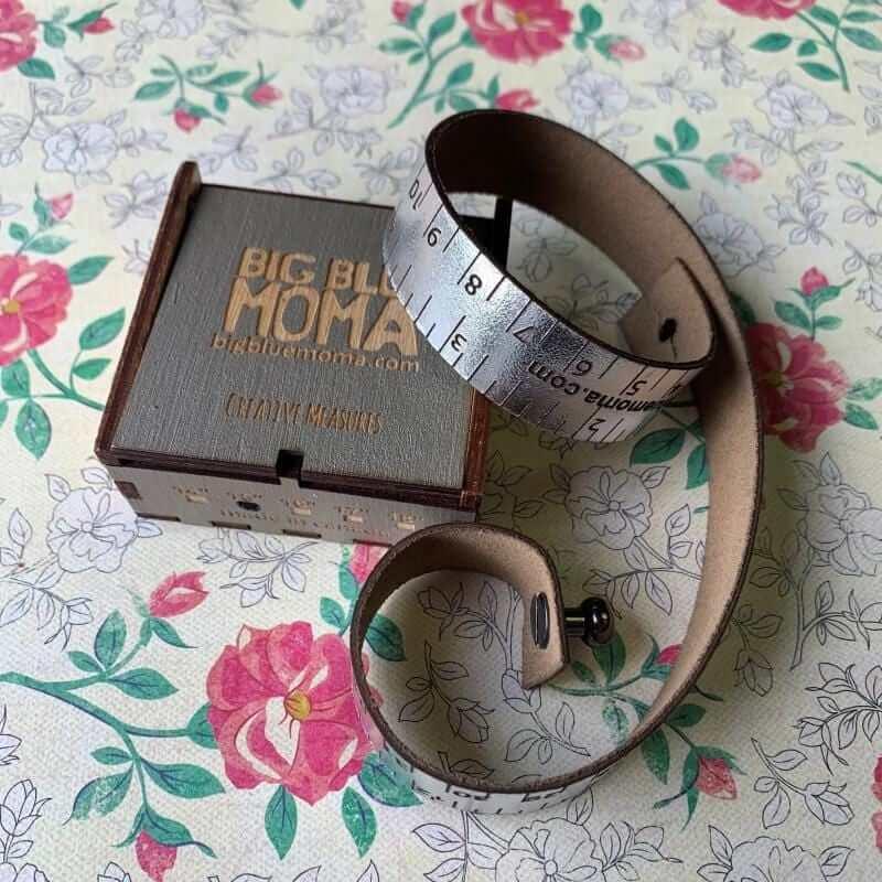 BIG BLUE MOMA - Tape measure bracelet - Biscotte Yarns