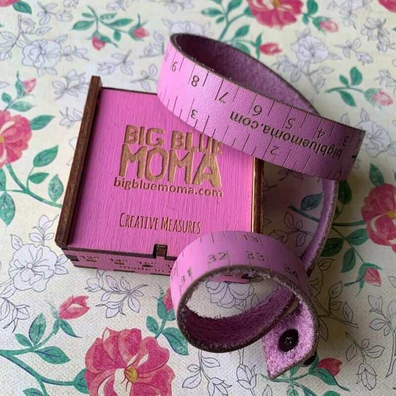 BIG BLUE MOMA - Tape measure bracelet - Biscotte Yarns