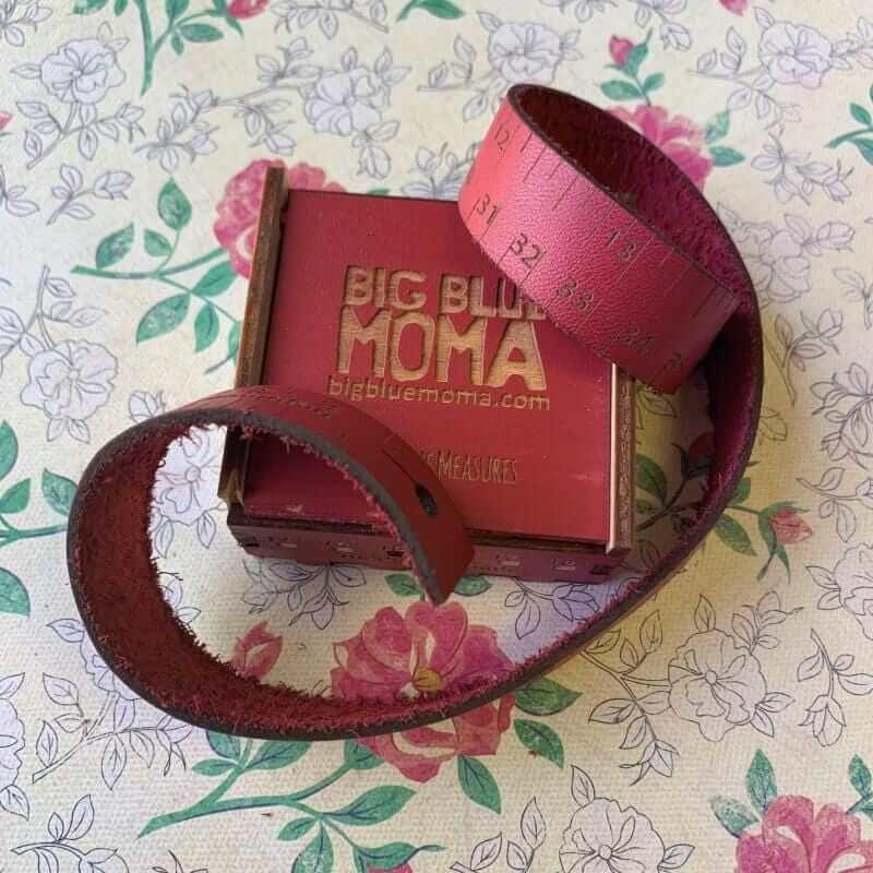 BIG BLUE MOMA - Tape measure bracelet - Biscotte Yarns