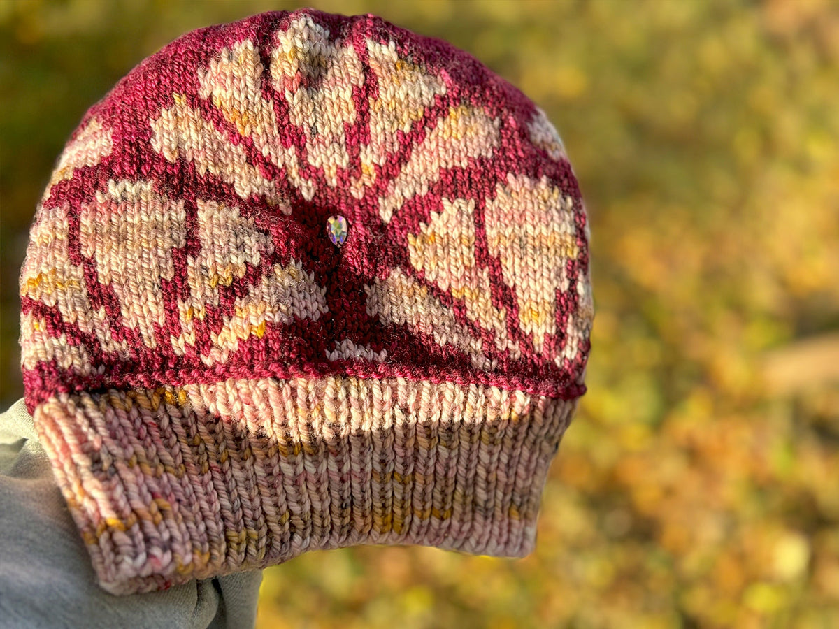 Beanie La dame aux Camélias | Knitting pattern and Optional kit
