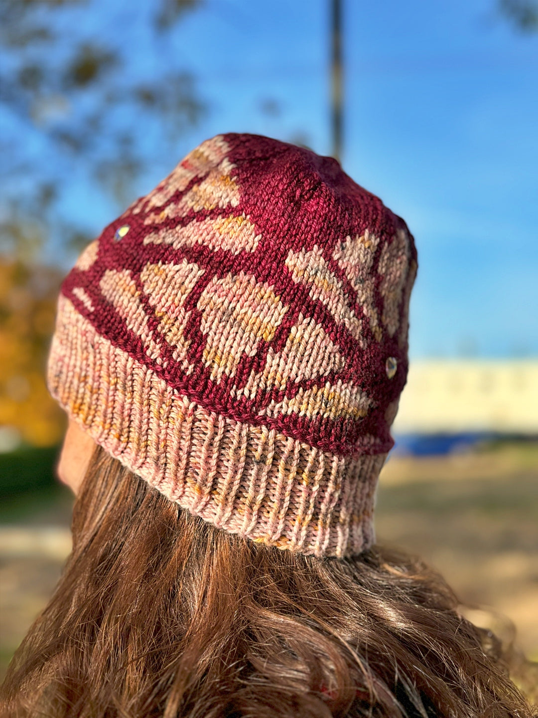 La dame aux Camélias Beanie | Knitting pattern with or without yarns