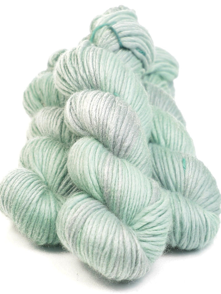 Hand-dyed HIGHLAND AIGUE MARINE yarn