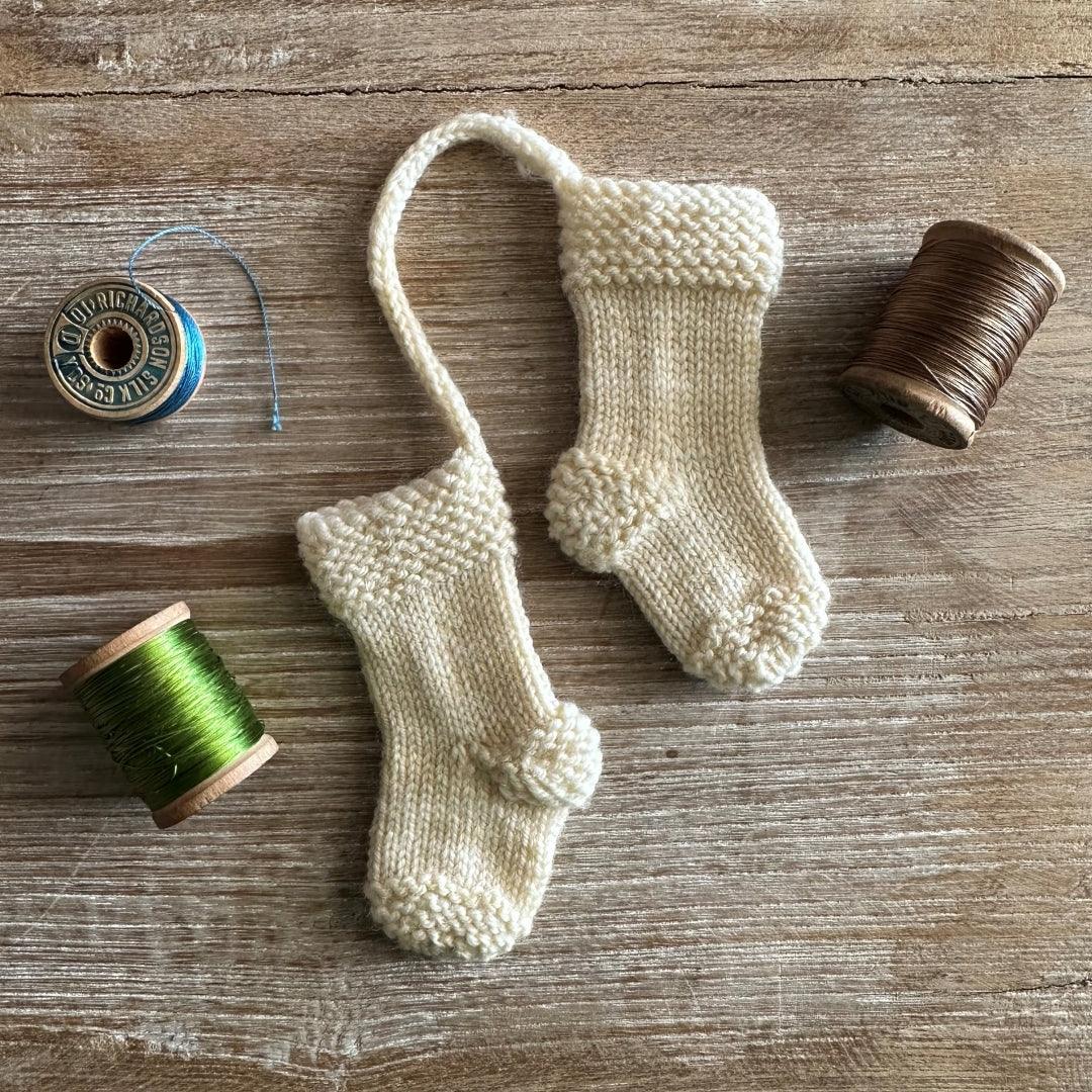 Biscotte Ornament MINI CHRISTMAS STOCKING 2023 | Free pattern - Biscotte Yarns