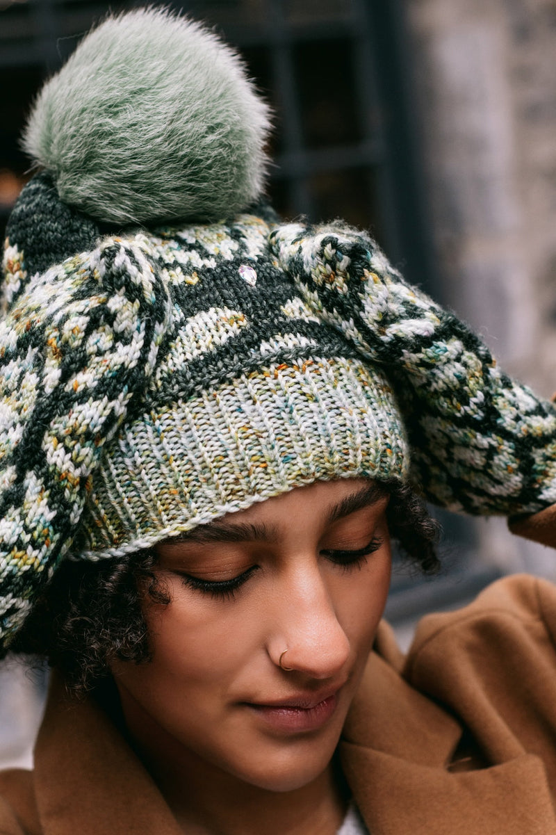 Beanie La dame aux Camélias | Knitting pattern and Optional kit