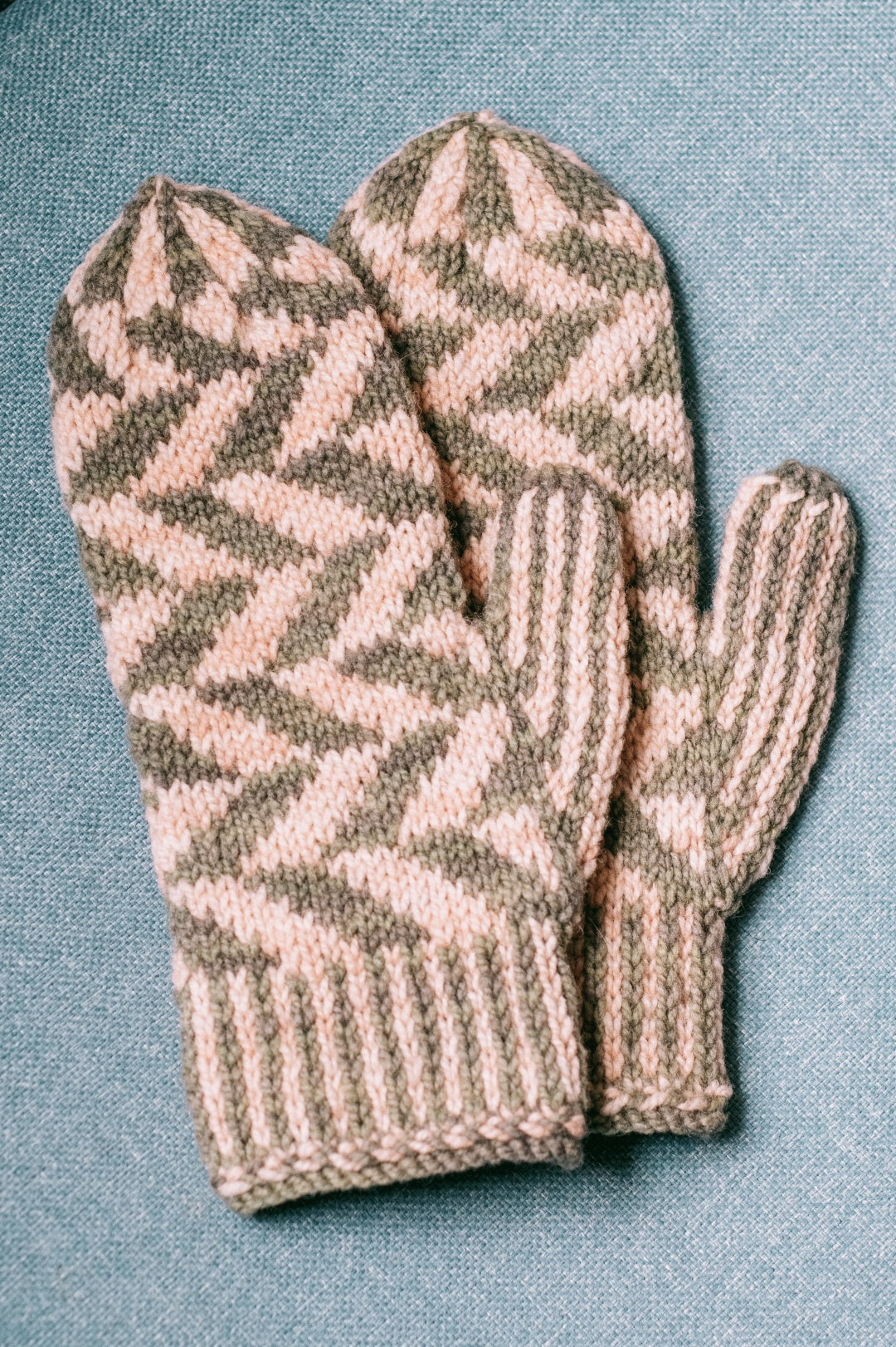 Fléchées Mittens | Free Knitting pattern and Optional kit