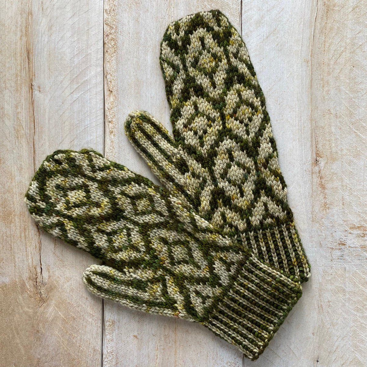 LANCELOT | Free Mitten Pattern In Stranded Colorwork - Biscotte Yarns