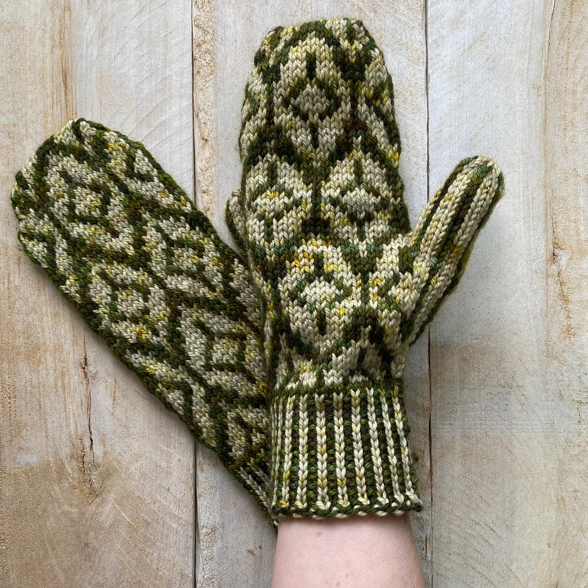 LANCELOT | Free Mitten Pattern In Stranded Colorwork - Biscotte Yarns