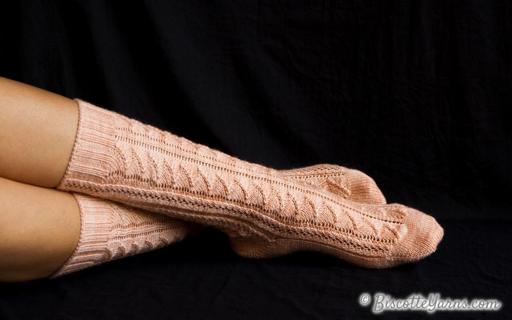 Whisperer Socks Pattern - Biscotte Yarns