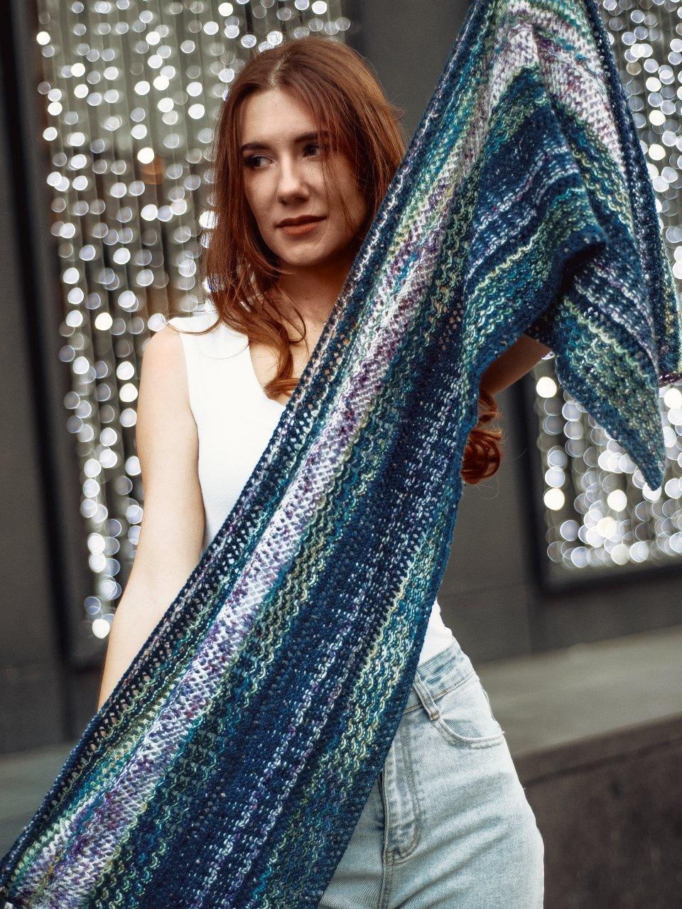 Knitting pattern wrap Fireflowers - Biscotte Yarns