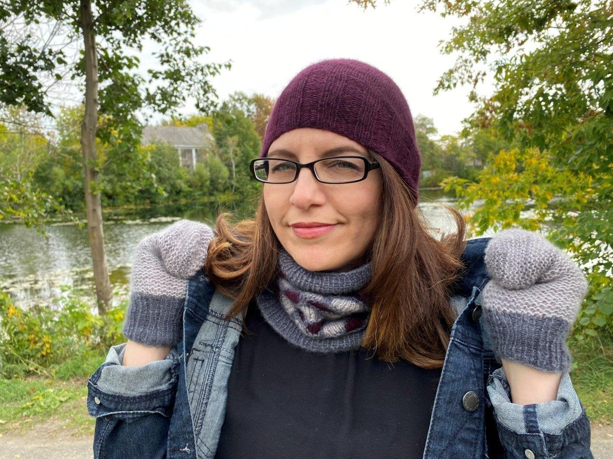 One more hug - Free cowl, hat & mittens pattern - Biscotte Yarns