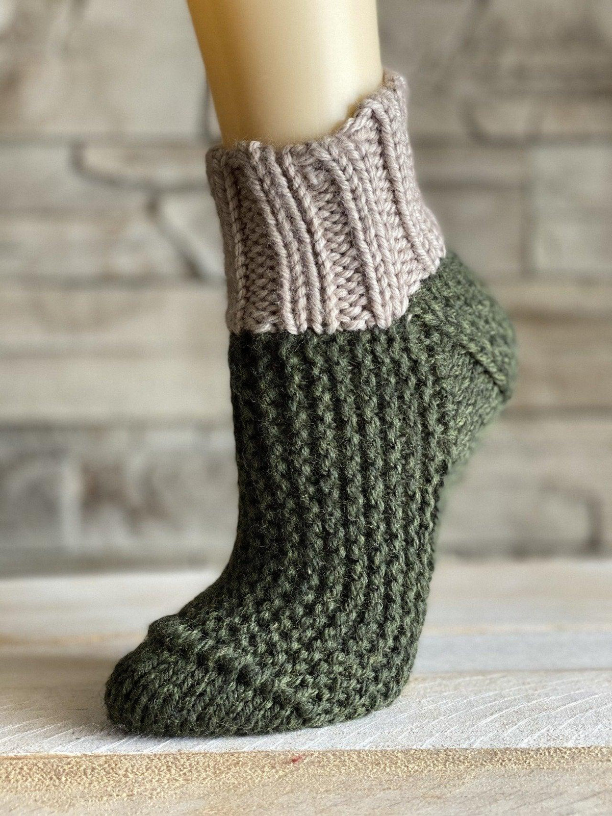 Slippers ELF ON THE SHELF | Free knitting pattern - Biscotte Yarns