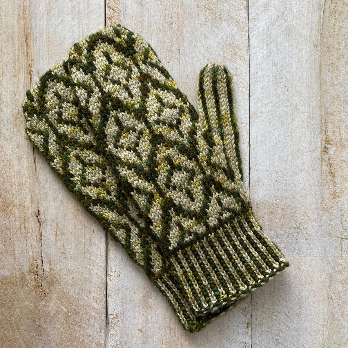 LANCELOT | Free Mitten Pattern In Stranded Colorwork - Biscotte Yarns