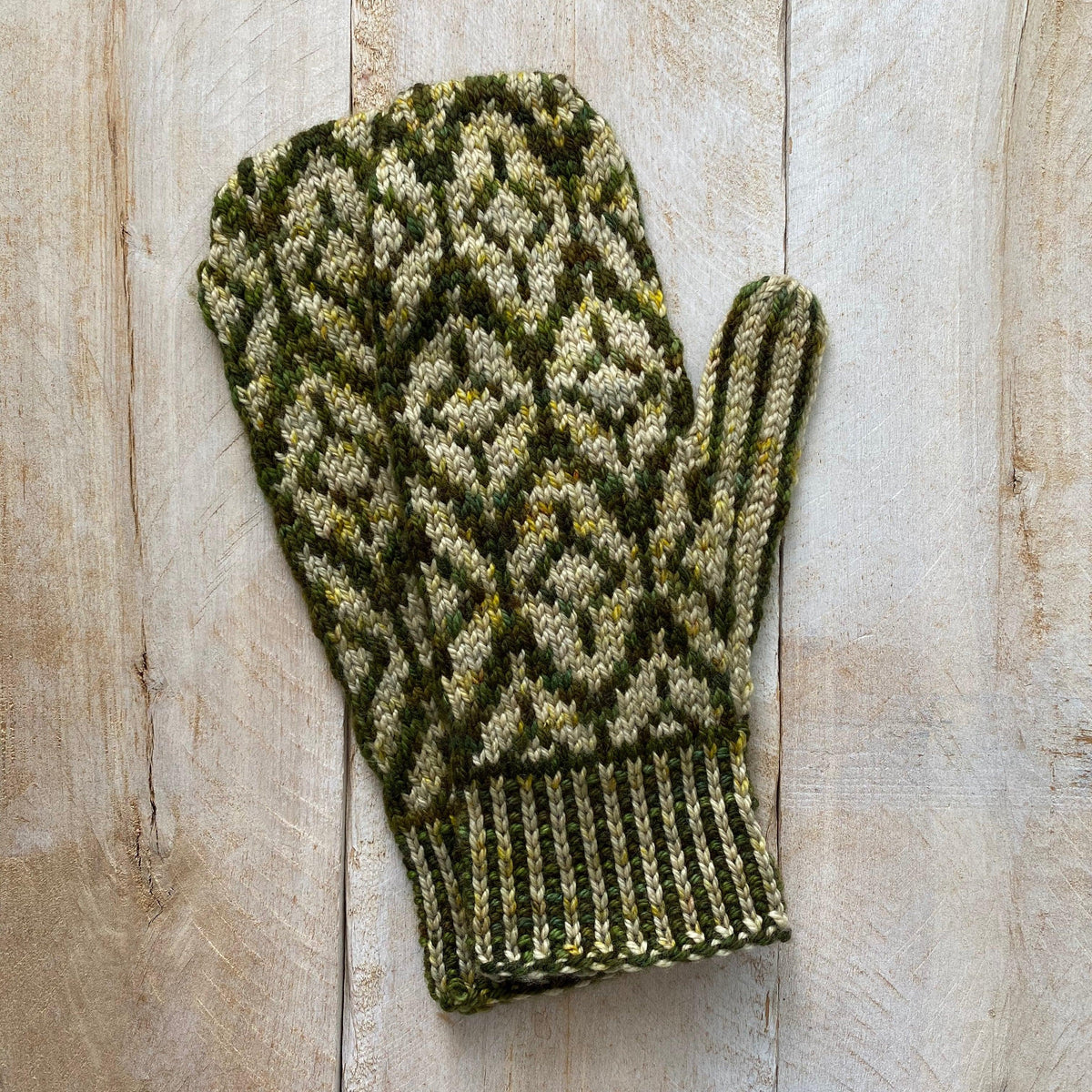 LANCELOT | Free Mitten Pattern In Stranded Colorwork - Biscotte Yarns