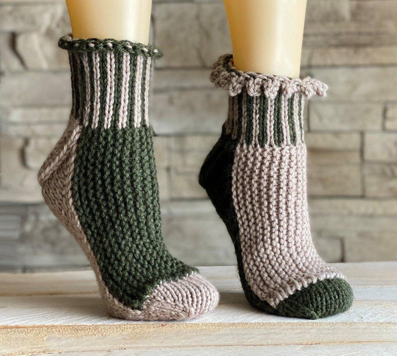 Slippers ELF ON THE SHELF | Free knitting pattern - Biscotte Yarns