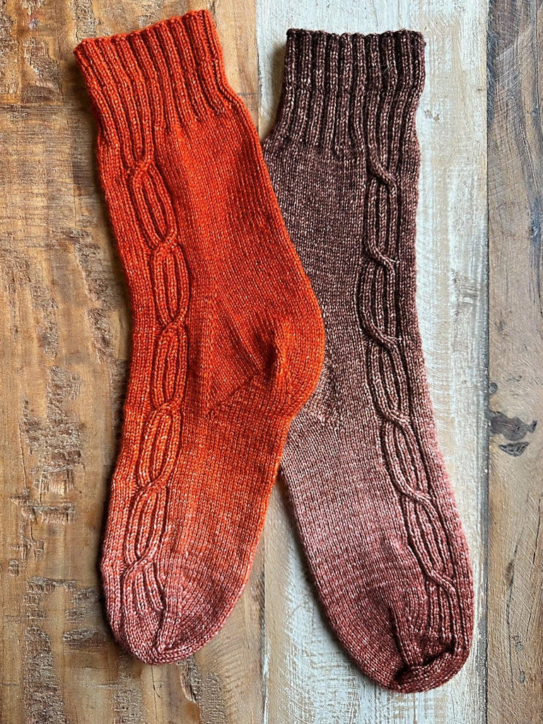 Knitting sock pattern : Ribbed & Cabled Gradient Socks