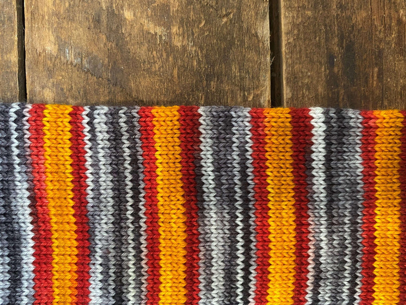 Hand-dyed yarn DK PURE AUTORAYANTE UNIFORME DU SORCIER DK weight yarn