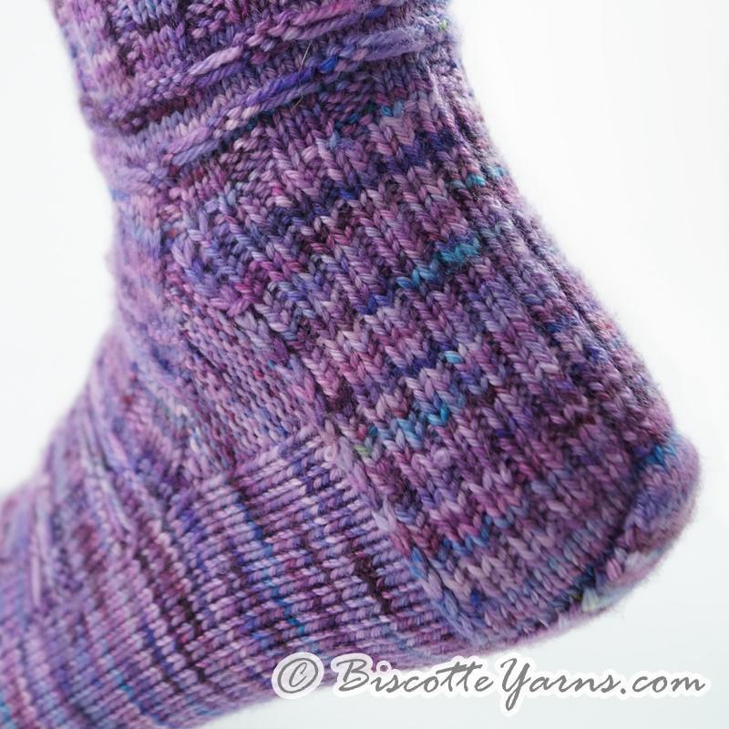 Free Sock Pattern - Dorique socks - Biscotte Yarns