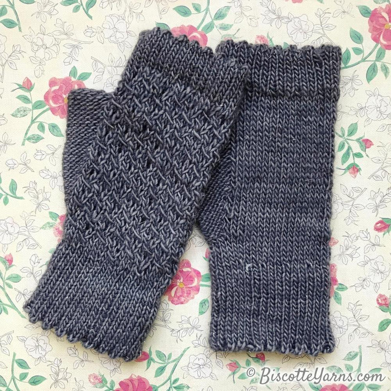 Old Friends | Fingerless mitts knitting pattern - Biscotte Yarns