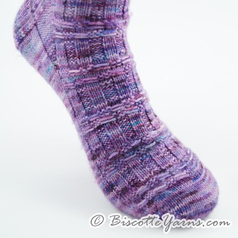 Free Sock Pattern - Dorique socks - Biscotte Yarns