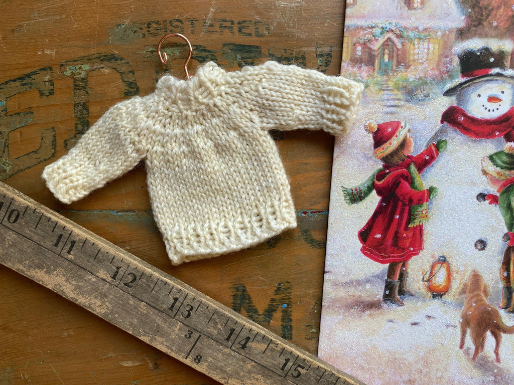 Christmas sweater ornament 🎄 Knitting pattern - Biscotte Yarns