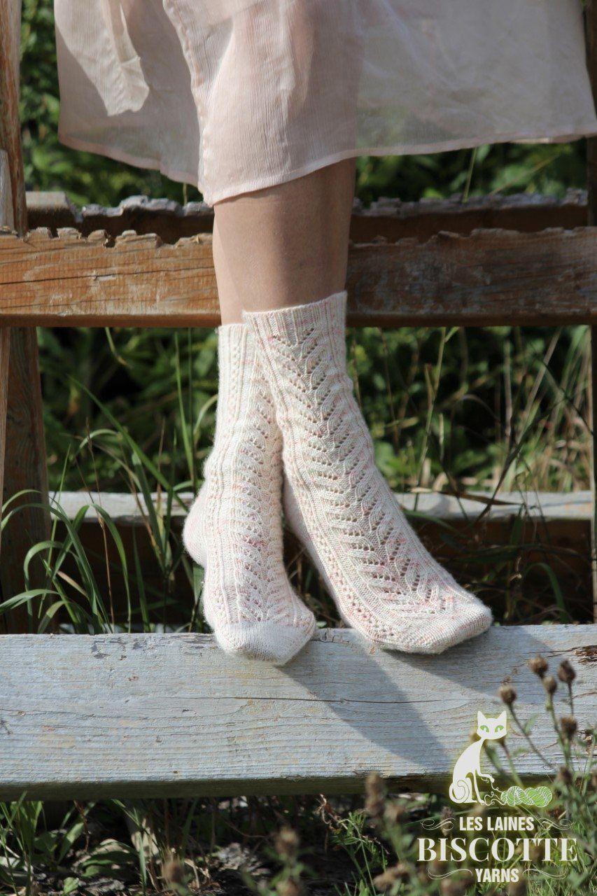 Her Garden's Flowers Free sock pattern - Biscotte Yarns