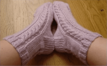 Three Cables Sock pattern - Free knitting pattern - Biscotte Yarns