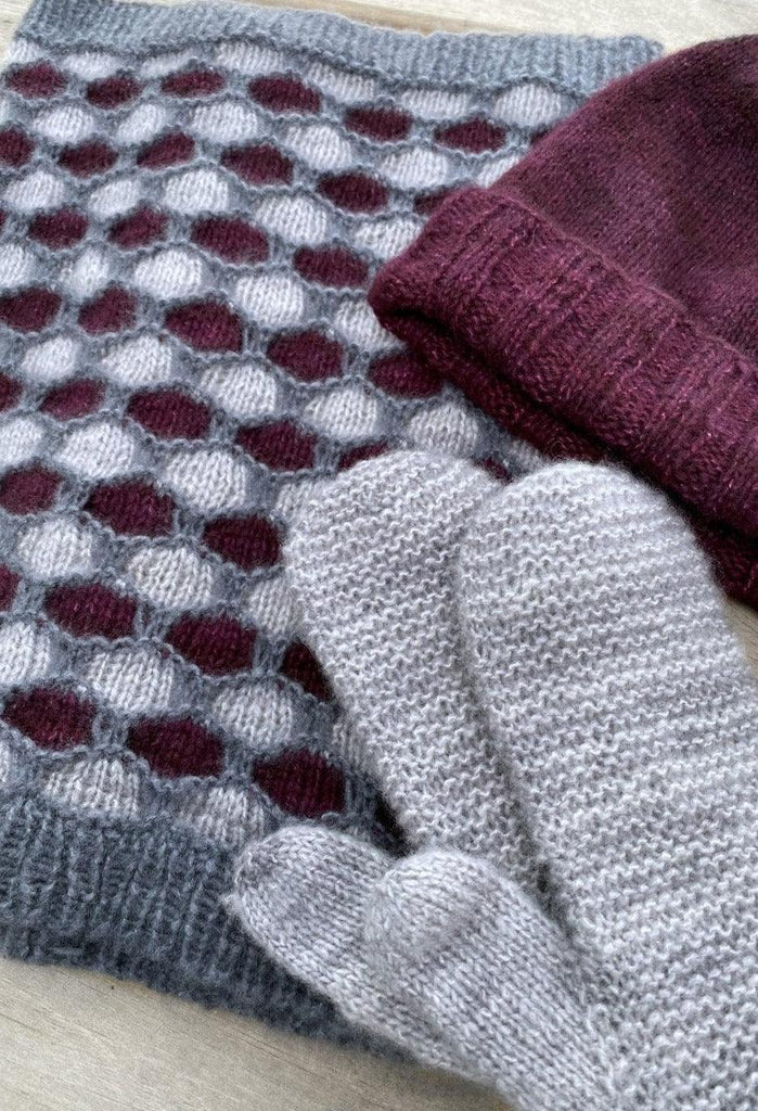 One more hug - Free cowl, hat & mittens pattern - Biscotte Yarns
