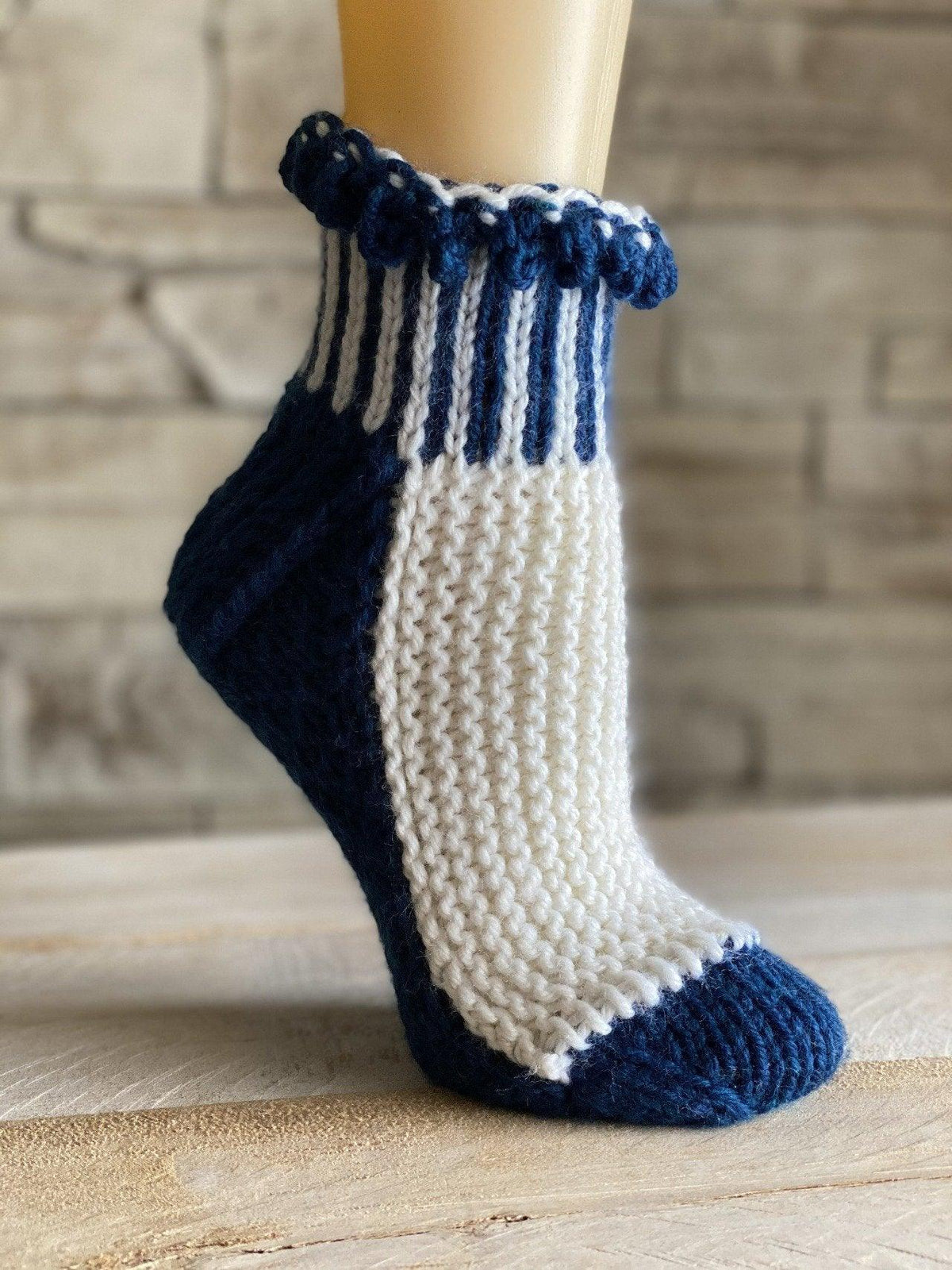 Slippers ELF ON THE SHELF | Free knitting pattern - Biscotte Yarns