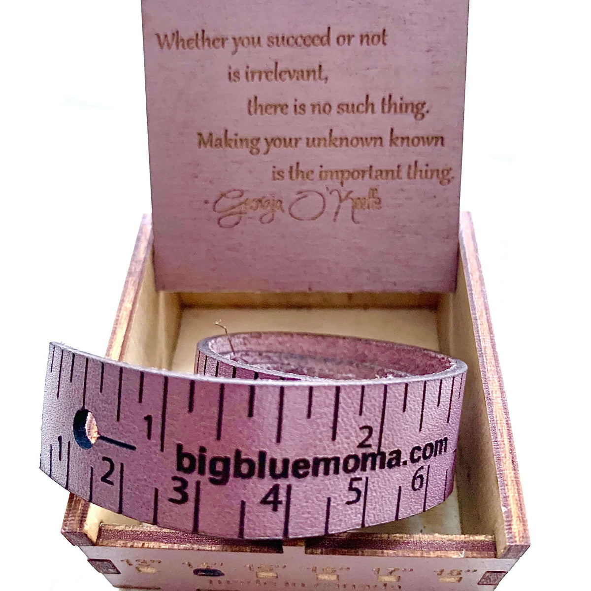 BIG BLUE MOMA - Tape measure bracelet - Biscotte Yarns