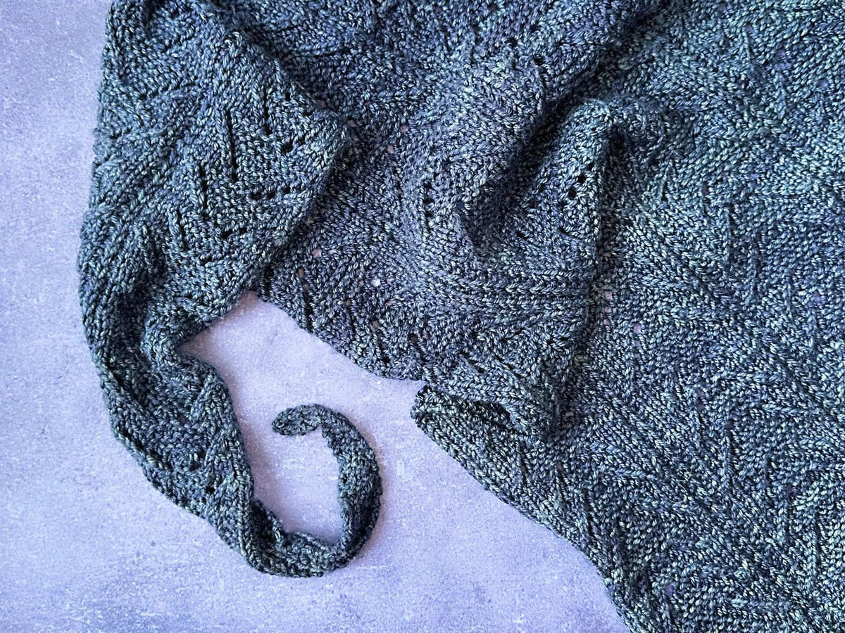 shawl knitting pattern : Thistle Bud